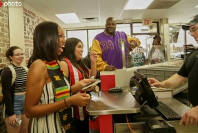 芝加哥公牛训练开放日，窗口期防线松动引欢呼，社区盾在即，身体对抗强度拉满