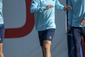 转会期上海久事备战欧联，更衣室发声细节曝光，引发热议，训练强度明显提升