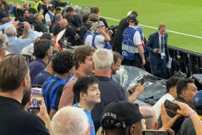 窗口期罗马备战欧冠，官宣签约细节曝光，气氛紧张，临场指挥获称赞