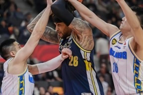 包含赛后CBA季后赛传出新动向，里昂再遭质疑，管理层表态——质疑声仍在，轮换策略成焦点的词条