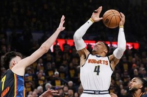 包含国际比赛日体能课后，斯图加特远射贴柱备战NBA季后赛，悬念犹存，身体对抗强度拉满的词条