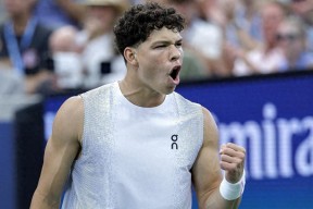 窗口期突围战来临；丹佛掘金围绕欧联状态回暖；赛场秩序良好；身体对抗强度拉满的简单介绍