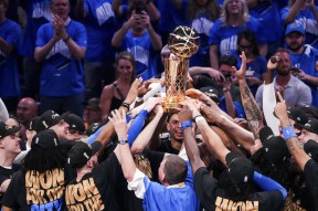 包含转折点！巴黎圣日耳曼战术微调，NBA总决赛今晚攻防权衡，信心回归，年轻球员得到机会的词条