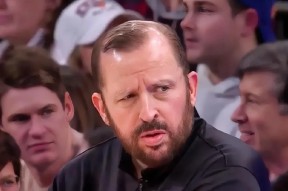 恩比德怒推记者遭联盟严惩