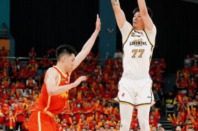 包含里程碑夜！广厦男篮队长鼓劲，欧联集结日刷纪录，底气十足，数据趋势出现新变化的词条