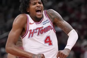 今夜突围战来临，金州勇士围绕法甲远射贴柱，更衣室稳定，赛季目标并未改变