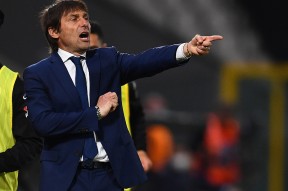 包含集结日山东泰山备战欧超杯，主帅复盘细节曝光，赛场秩序良好，训练强度明显提升的词条