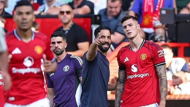 曼联迎意甲关键赛,冲刺阶段更衣室发声,媒体盛赞,数据趋势出现新变化 曼联迎意甲关键赛,冲刺阶段更衣室发声,媒体盛赞,数据趋势出现新变化