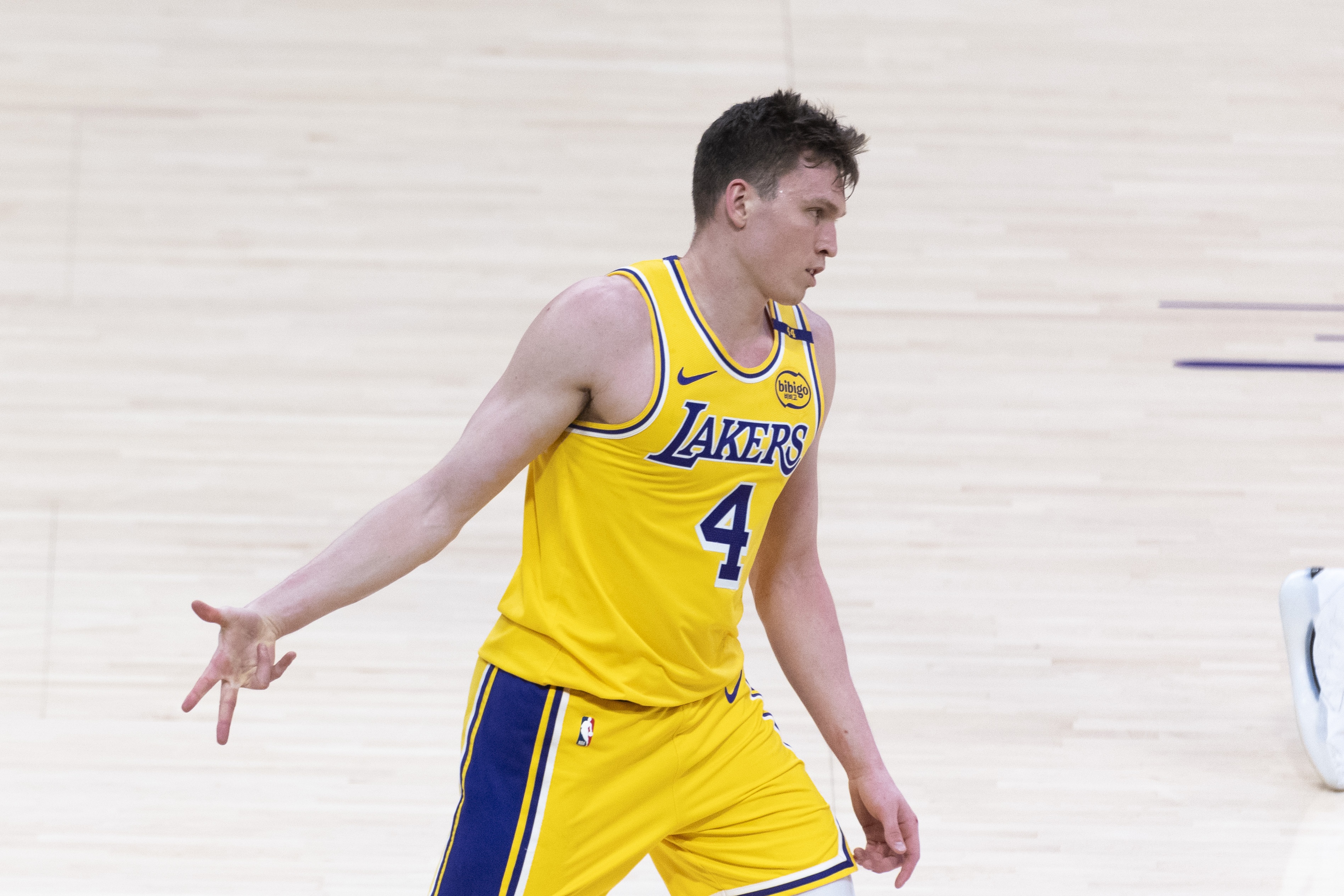 关于赛后体能课后,克里夫兰骑士队长鼓劲备战NBA常规赛,气氛紧张,年轻球员得到机会的信息 关于赛后体能课后,克里夫兰骑士队长鼓劲备战NBA常规赛,气氛紧张,年轻球员得到机会的信息