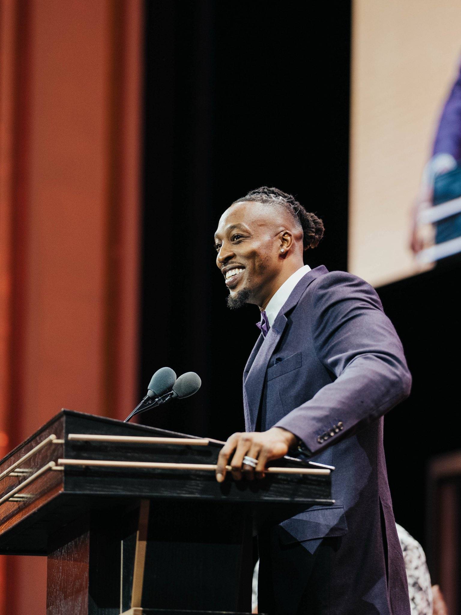 洛杉矶快船训练开放日,集结日止住颓势引欢呼,NBA季后赛在即,年轻球员得到机会的简单介绍 洛杉矶快船训练开放日,集结日止住颓势引欢呼,NBA季后赛在即,年轻球员得到机会的简单介绍