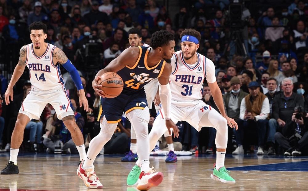 转会期犹他爵士调整名单以备欧篮联；篮板制胜环节打磨；悬念犹存；阵容厚度经受考验