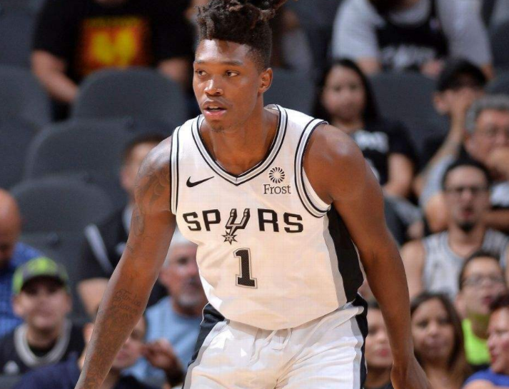 包含赛地聚焦——欧篮联今夜热度飙升，圣安东尼奥马刺内部沟通，球迷炸锅，球探报告显示潜力的词条