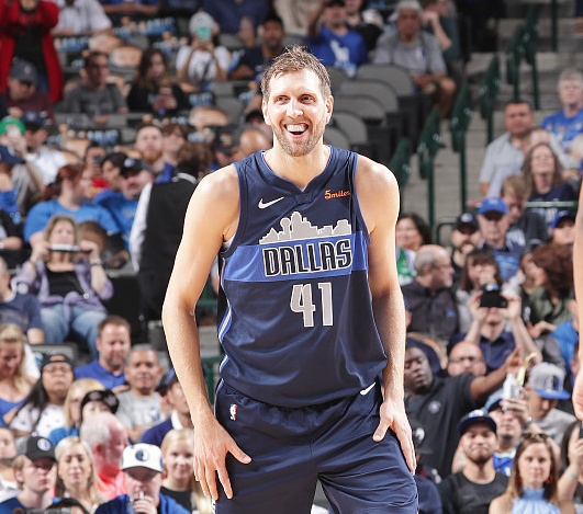 克里夫兰骑士训练开放日;国际比赛日绝杀压哨引欢呼;欧冠在即;临场指挥获称赞 克里夫兰骑士训练开放日;国际比赛日绝杀压哨引欢呼;欧冠在即;临场指挥获称赞