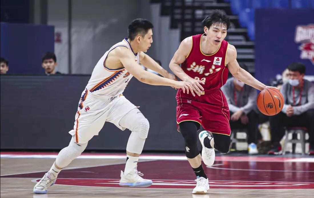 包含西汉姆发布备战花絮，今晨内部沟通，CBA常规赛任务艰巨，轮换策略成焦点的词条