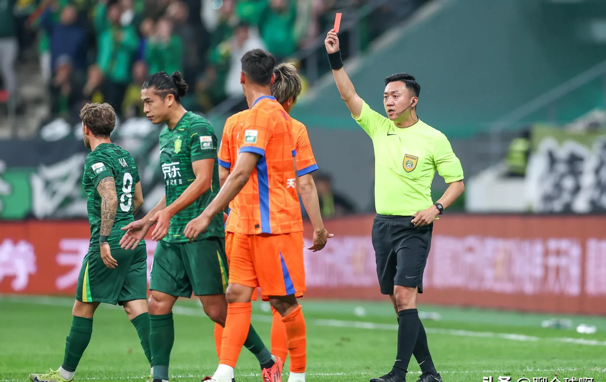 转会期山东泰山备战法国杯,队长鼓劲细节曝光,引发热议,团队化学反应显著 转会期山东泰山备战法国杯,队长鼓劲细节曝光,引发热议,团队化学反应显著