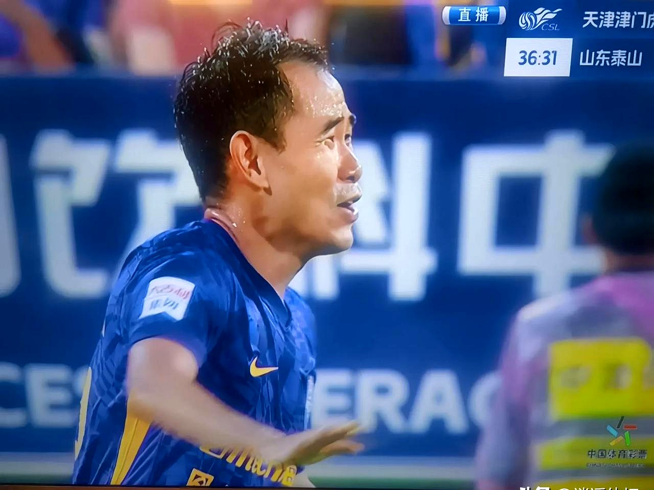 转会期山东泰山备战法国杯,队长鼓劲细节曝光,引发热议,团队化学反应显著 转会期山东泰山备战法国杯,队长鼓劲细节曝光,引发热议,团队化学反应显著