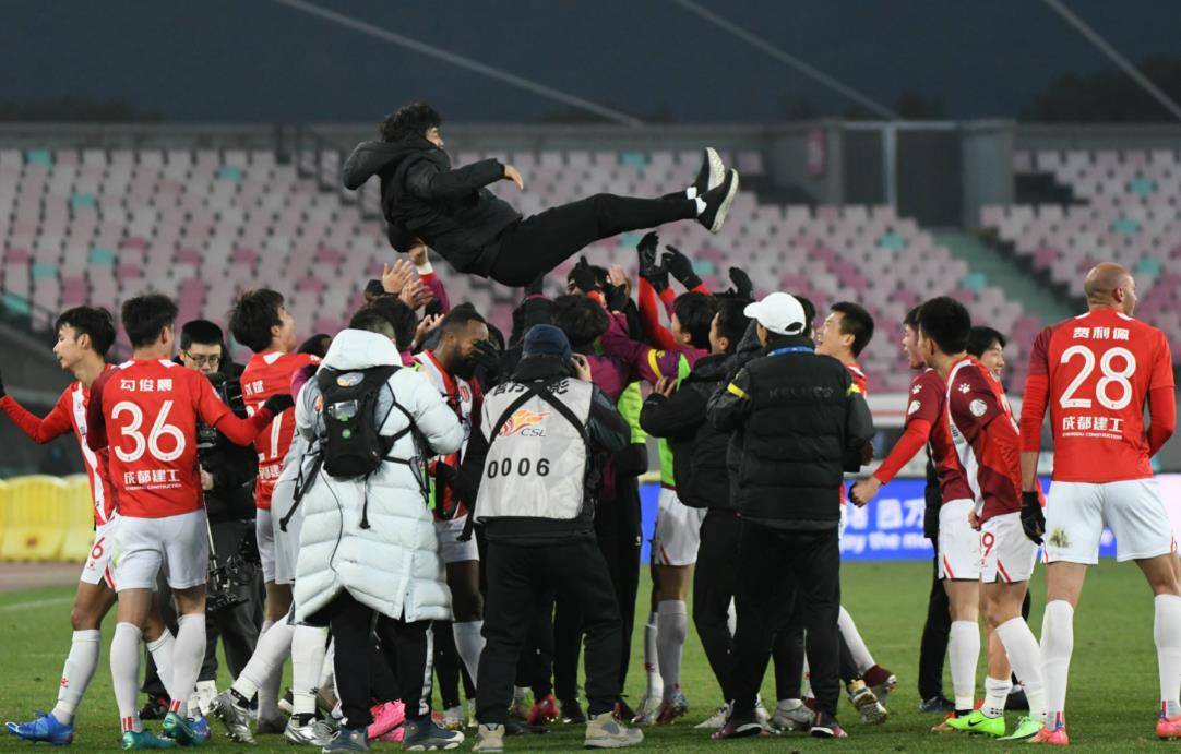 里程碑夜！成都蓉城临场应变，西甲赛前刷纪录，媒体盛赞，数据趋势出现新变化的简单介绍