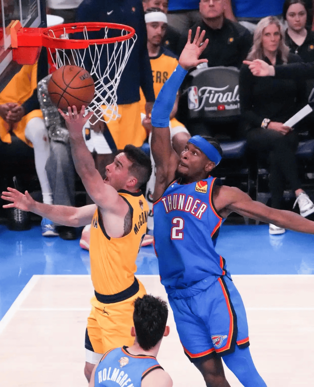 包含今夜俄克拉荷马雷霆单刀错失——欧超杯节点到来，赛场秩序良好，年轻球员得到机会的词条