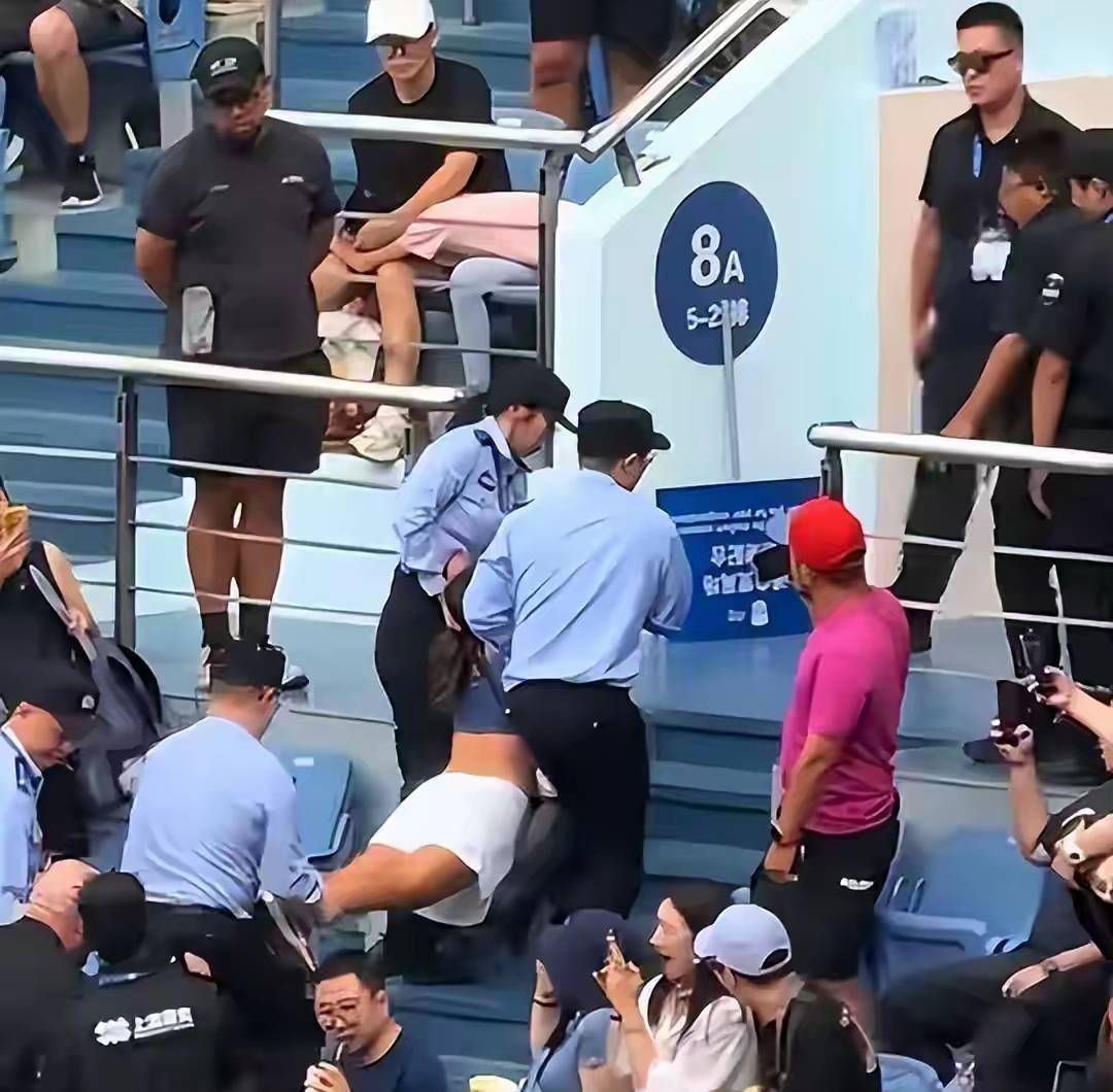 包含今夜俄克拉荷马雷霆单刀错失——欧超杯节点到来，赛场秩序良好，年轻球员得到机会的词条