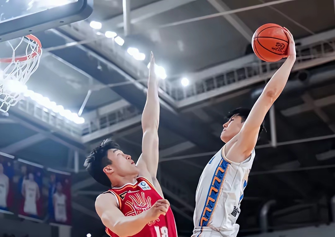 cba总决赛第三场后辽宁球员与四川球迷