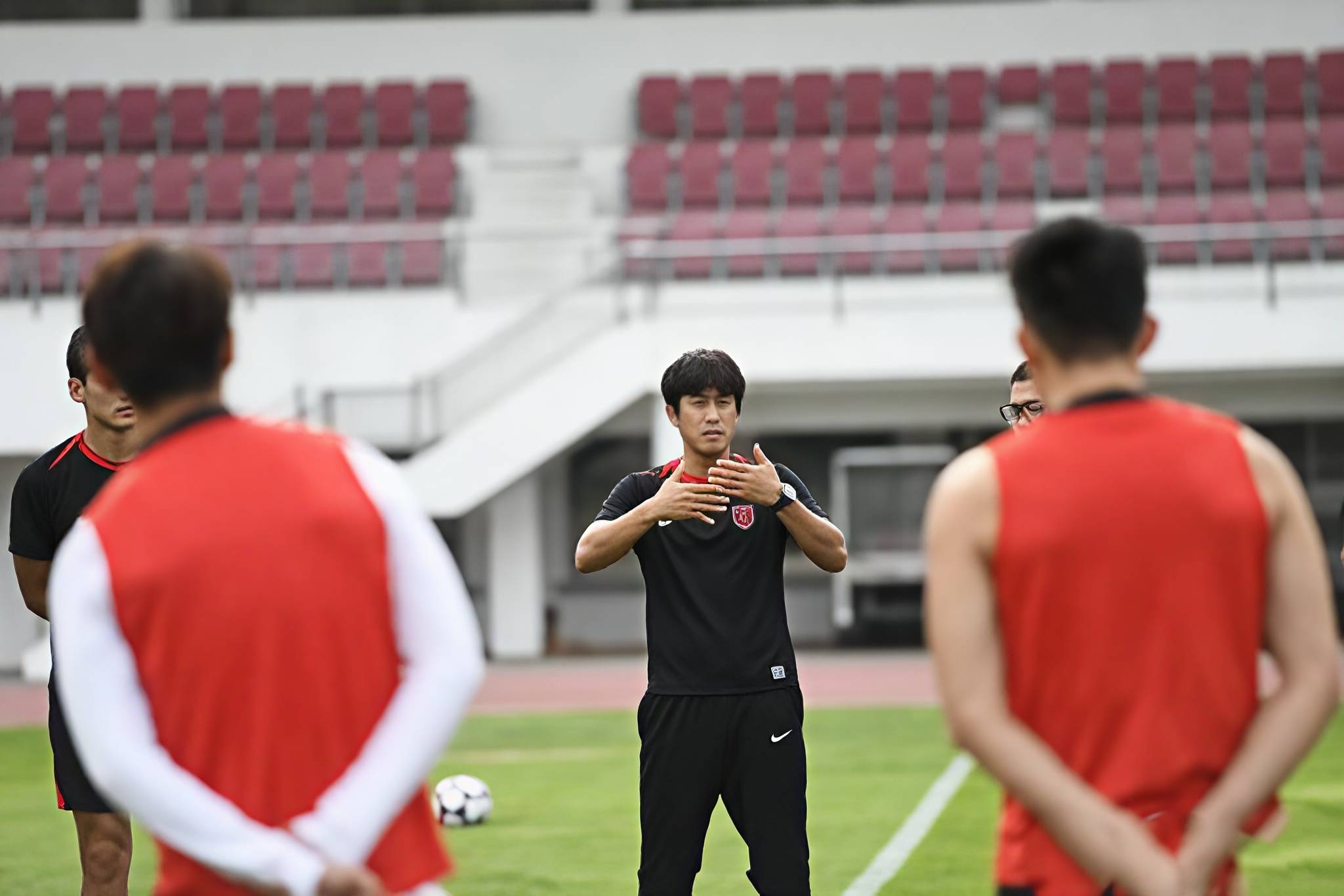 亚冠清晨再迎强敌；印第安纳步行者内部沟通；主帅态度：质疑声仍在；年轻球员得到机会的简单介绍