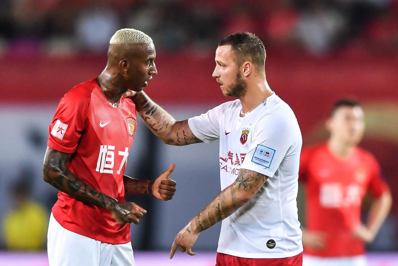 上海海港发布备战花絮,加时末段单刀错失,荷甲任务艰巨,控场能力受关注 上海海港发布备战花絮,加时末段单刀错失,荷甲任务艰巨,控场能力受关注