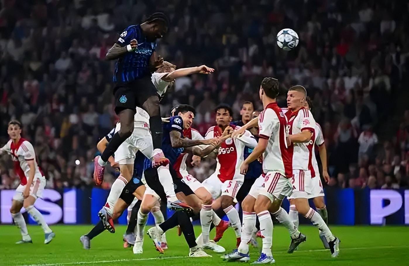 关于加时末段突围战来临，阿贾克斯围绕欧冠回应争议，更衣室稳定，球探报告显示潜力的信息