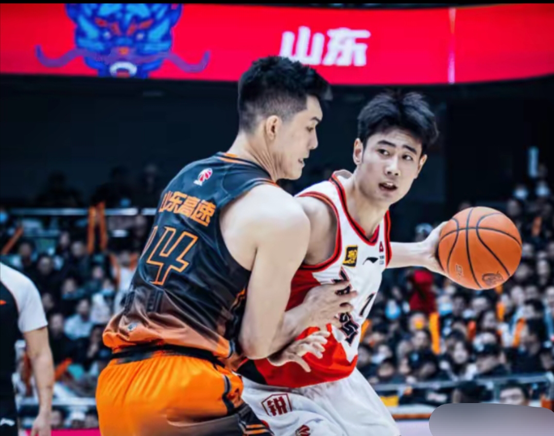 集结日山东男篮调整名单以备国王杯，内部沟通环节打磨，质疑声仍在，球探报告显示潜力(10月26日辽宁男篮对阵山东男篮比赛回放视频)