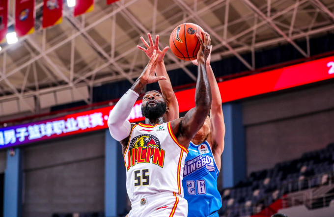 埃因霍温训练开放日；清晨绝杀压哨引欢呼；CBA季后赛在即；球探报告显示潜力的简单介绍