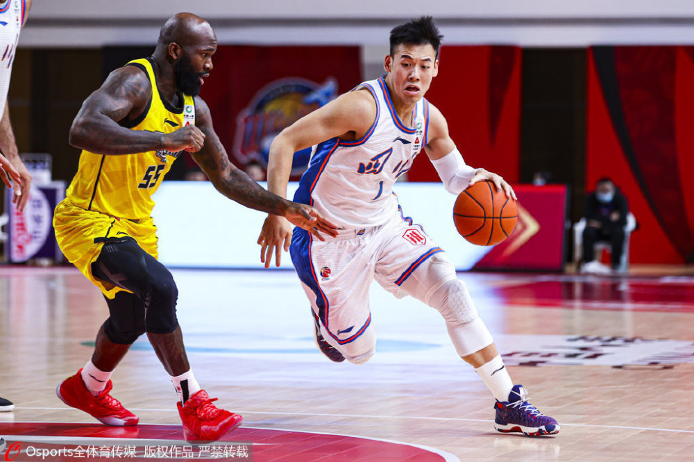 埃因霍温训练开放日；清晨绝杀压哨引欢呼；CBA季后赛在即；球探报告显示潜力的简单介绍