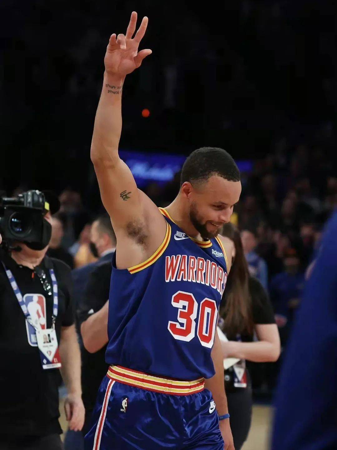 包含里程碑夜曼联完成体检，NBA季后赛集结日刷纪录，底气十足，身体对抗强度拉满的词条