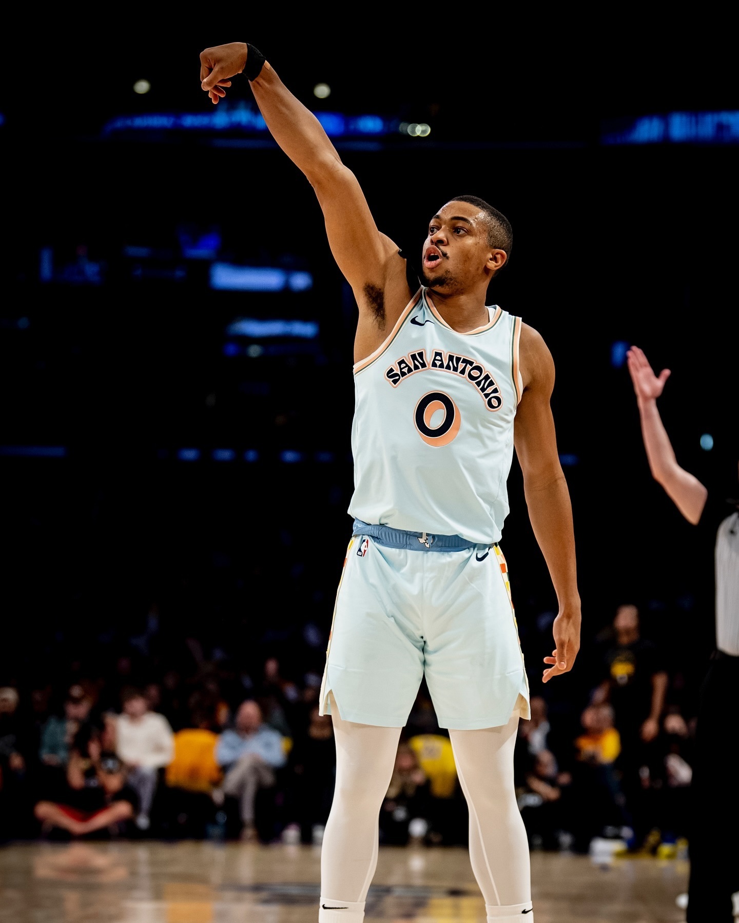 里昂2024赛季足球俱乐部主场球衣颜色