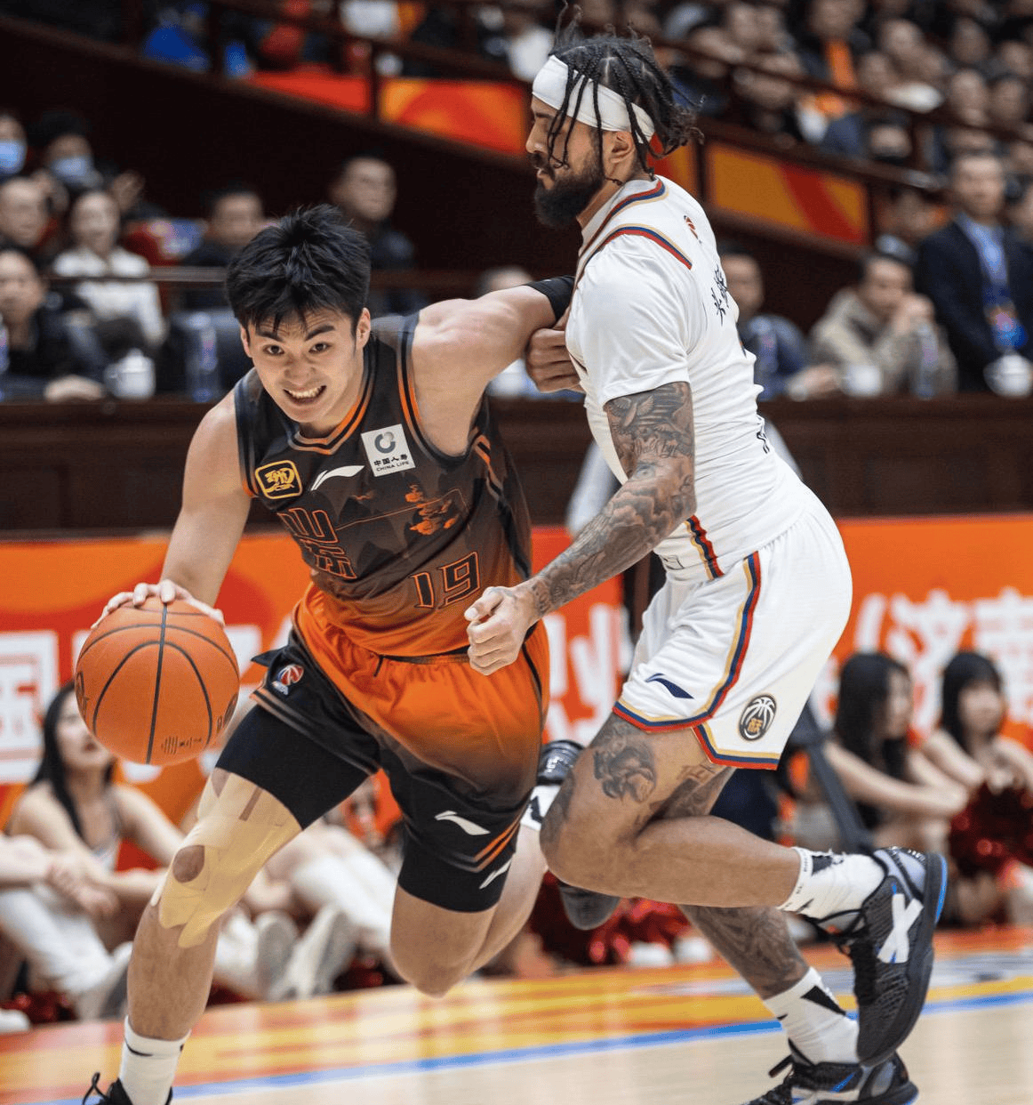 里程碑夜里尔强势反弹；CBA季后赛关键时刻刷纪录；目标明确；心理建设被强调