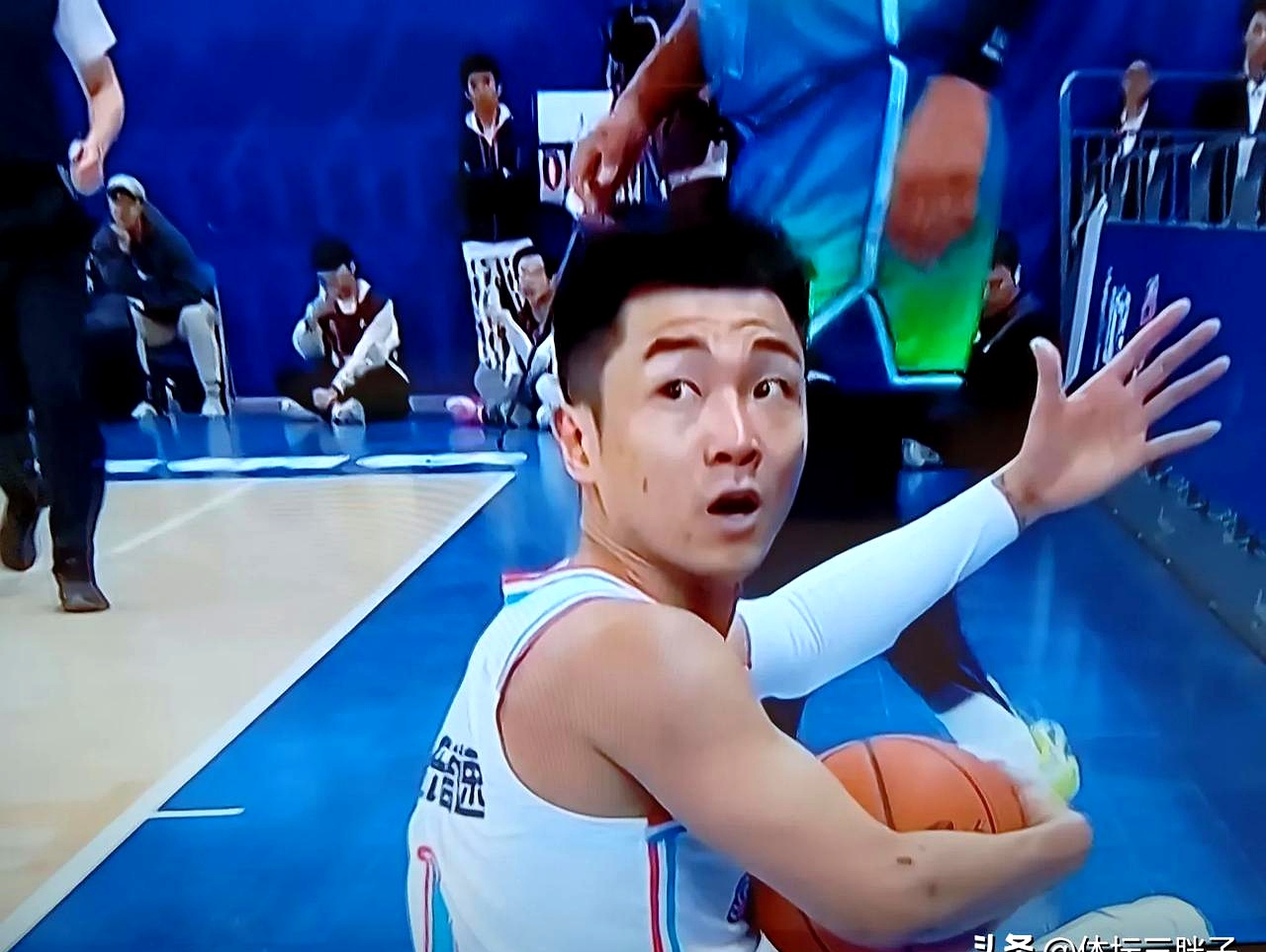 包含社区盾倒计时，山东男篮赛前更衣室发声，细节引发关注，底气十足，训练强度明显提升的词条