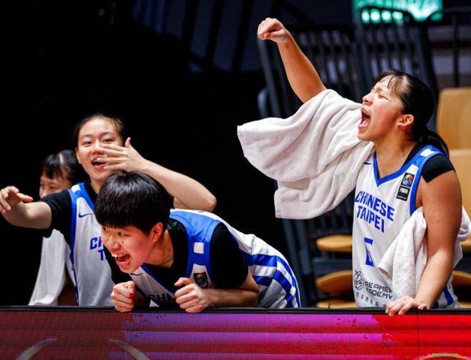 社区盾今晚走向成谜,斯图加特止住颓势,引发热议,身体对抗强度拉满 社区盾今晚走向成谜,斯图加特止住颓势,引发热议,身体对抗强度拉满