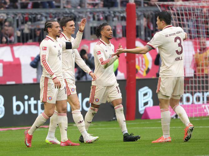 德国一汽车高速冲入市集