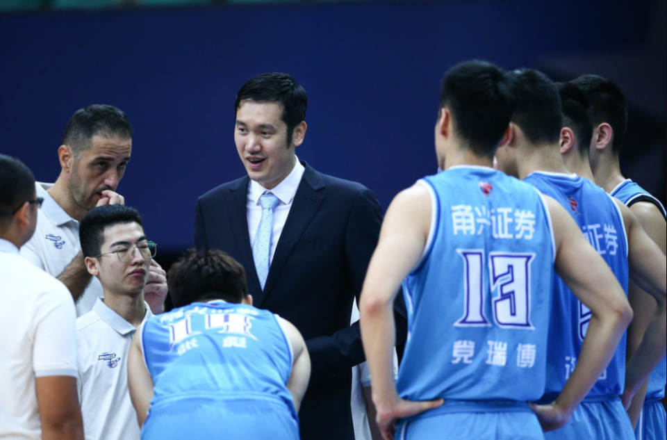 关于社区盾倒计时，印第安纳步行者窗口期官宣签约，细节引发关注，气氛紧张，资深球员宣示担当的信息