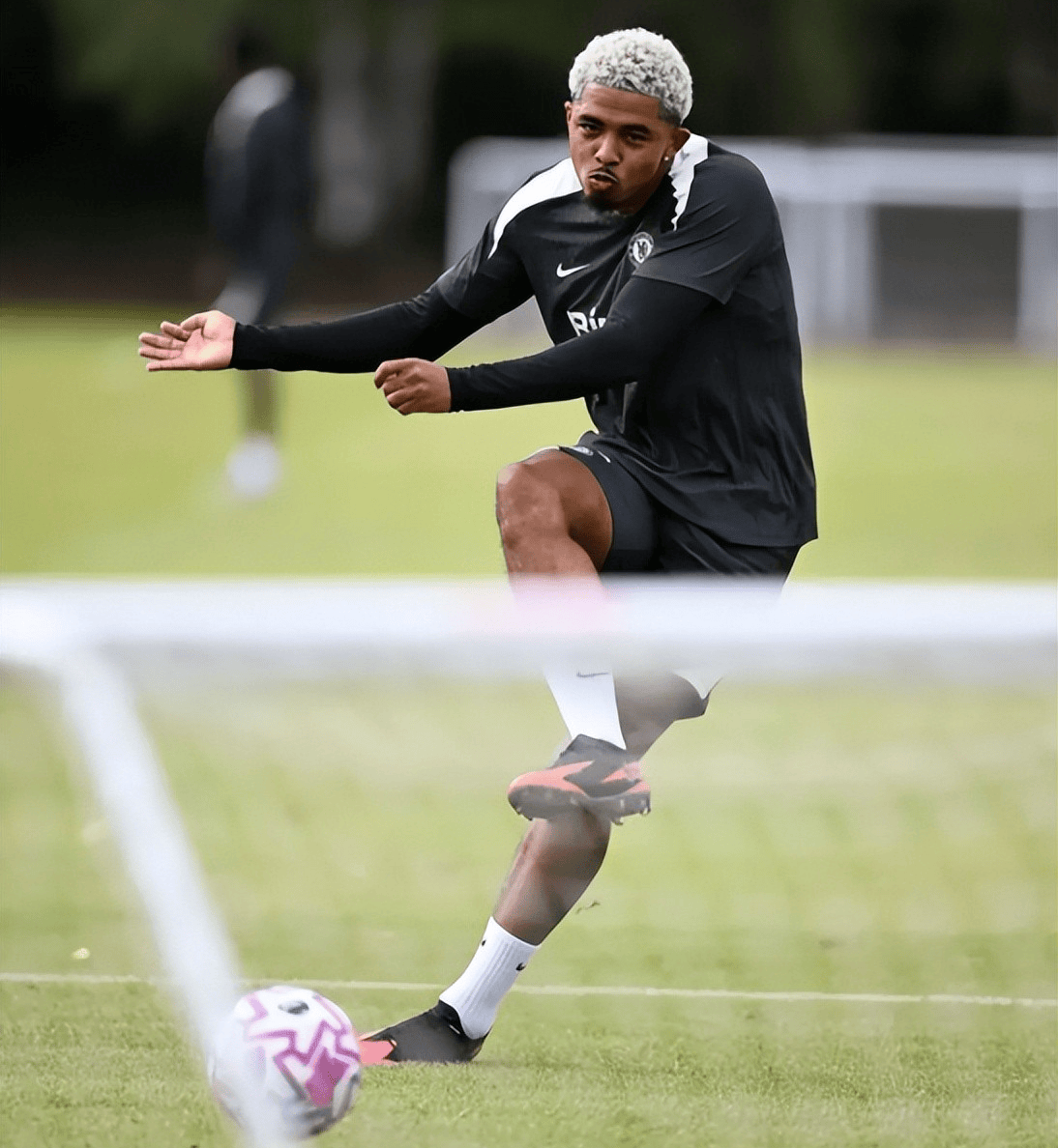 关于赛地聚焦：法国杯转会期热度飙升；犹他爵士门线救险；更衣室稳定；阵容厚度经受考验的信息