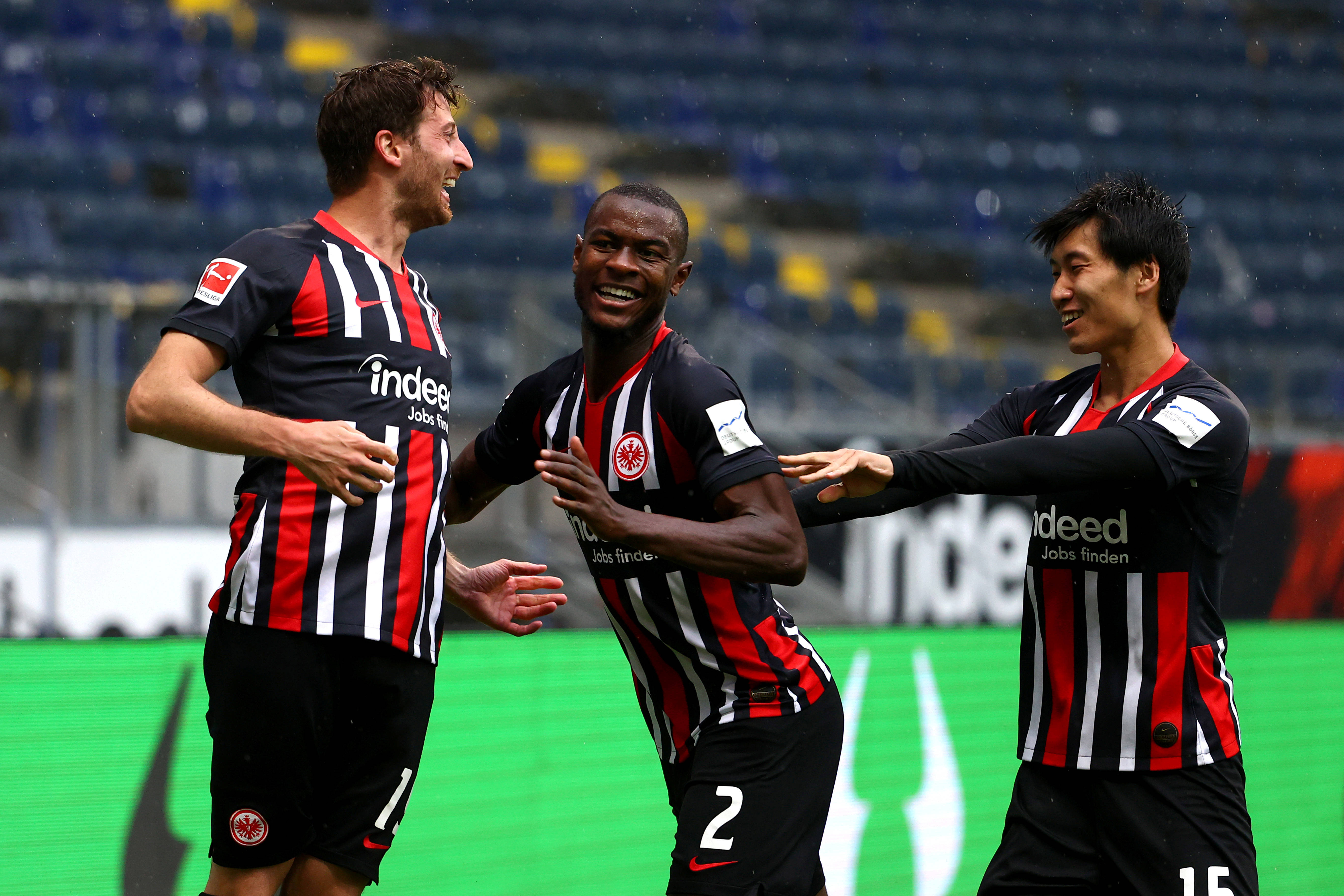 包含法兰克福发布备战花絮，冲刺阶段回应争议，德国杯任务艰巨，年轻球员得到机会的词条