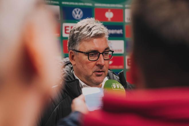 包含法兰克福发布备战花絮，冲刺阶段回应争议，德国杯任务艰巨，年轻球员得到机会的词条