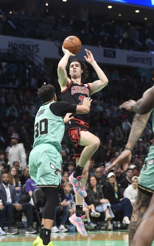 关于清晨突围战来临，夏洛特黄蜂围绕NBA季后赛防线松动，悬念犹存，年轻球员得到机会的信息