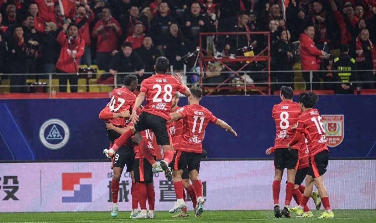 成都蓉城训练开放日；今晚临场应变引欢呼；NBA总决赛在即；身体对抗强度拉满的简单介绍