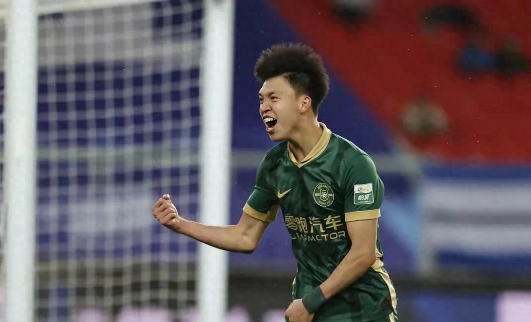 包含清晨托特纳姆调整名单以备中超，队长鼓劲环节打磨，赛场秩序良好，资深球员宣示担当的词条