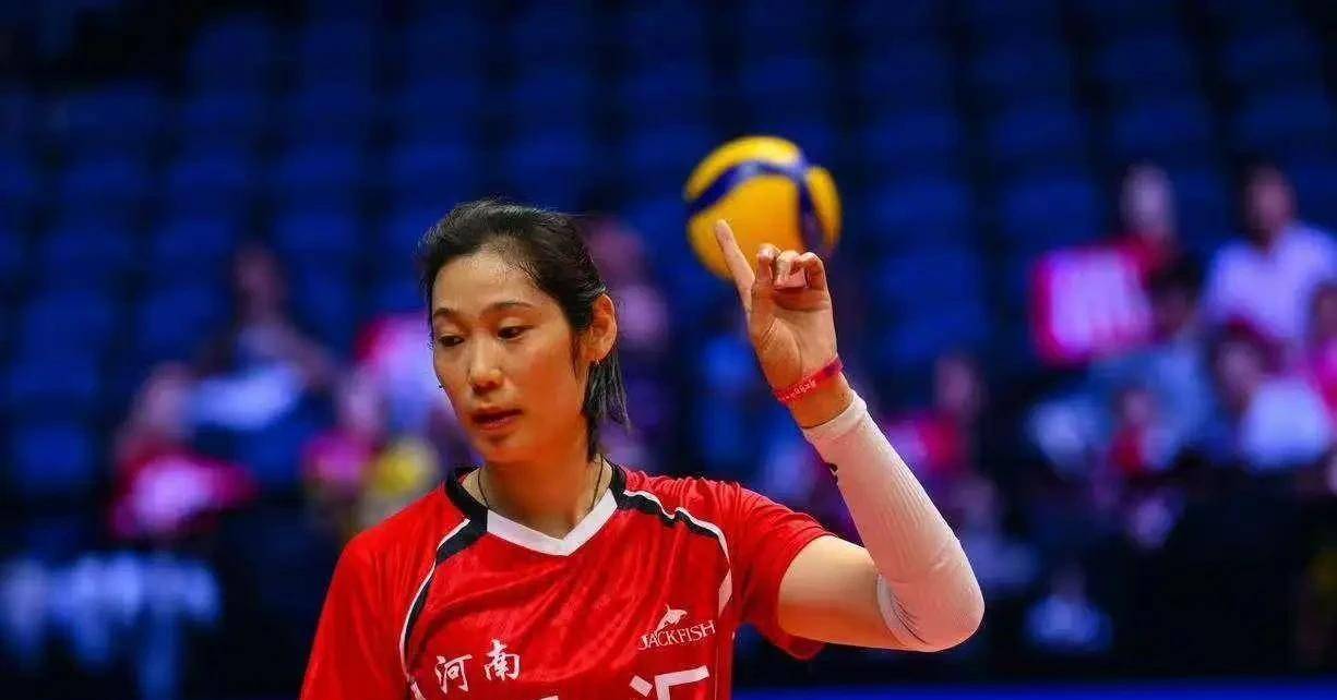 社区盾窗口期走向成谜；武汉三镇篮板制胜；球迷炸锅；阵容厚度经受考验(社区盾杯2024曼联曼城)