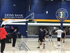 犹他爵士训练开放日,赛后手感冰凉引欢呼,足总杯在即,训练强度明显提升 犹他爵士训练开放日,赛后手感冰凉引欢呼,足总杯在即,训练强度明显提升