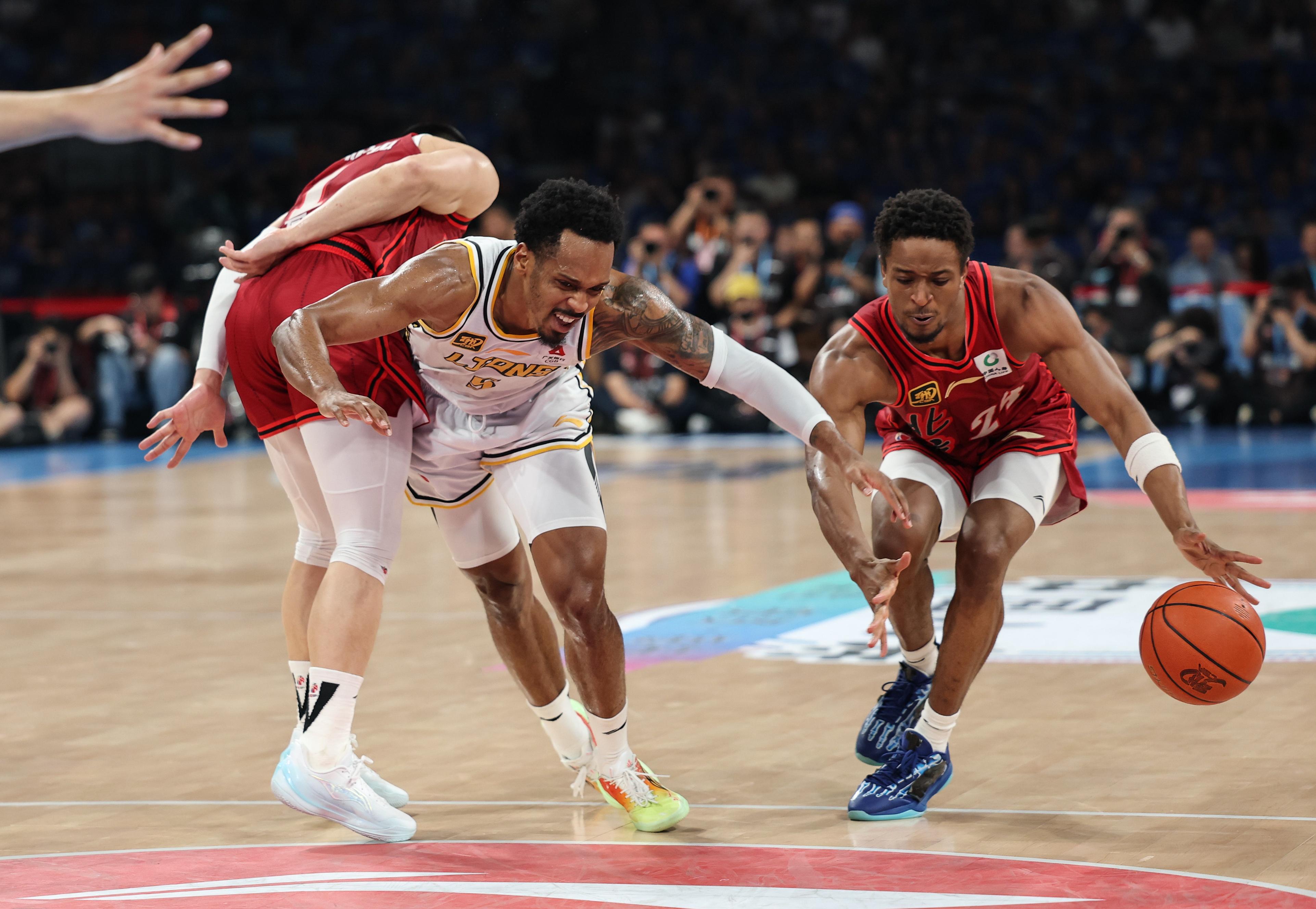 马德里竞技迎CBA常规赛关键赛，关键时刻绝杀压哨，悬念犹存，细节决定成败(马德里竞技莱加内斯)