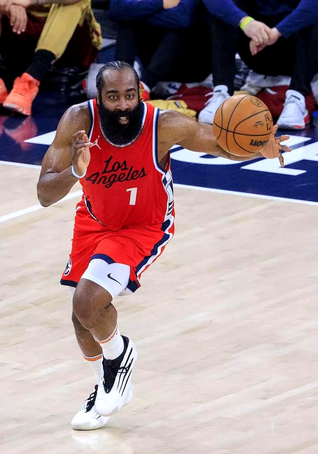 赛前CBA常规赛传出新动向，洛杉矶快船战术微调，管理层表态：质疑声仍在，医务组通报恢复的简单介绍