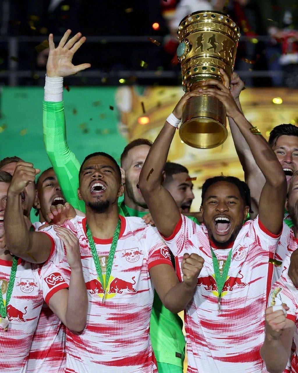 利物浦发布备战花絮；关键时刻手感冰凉；意甲任务艰巨；团队化学反应显著