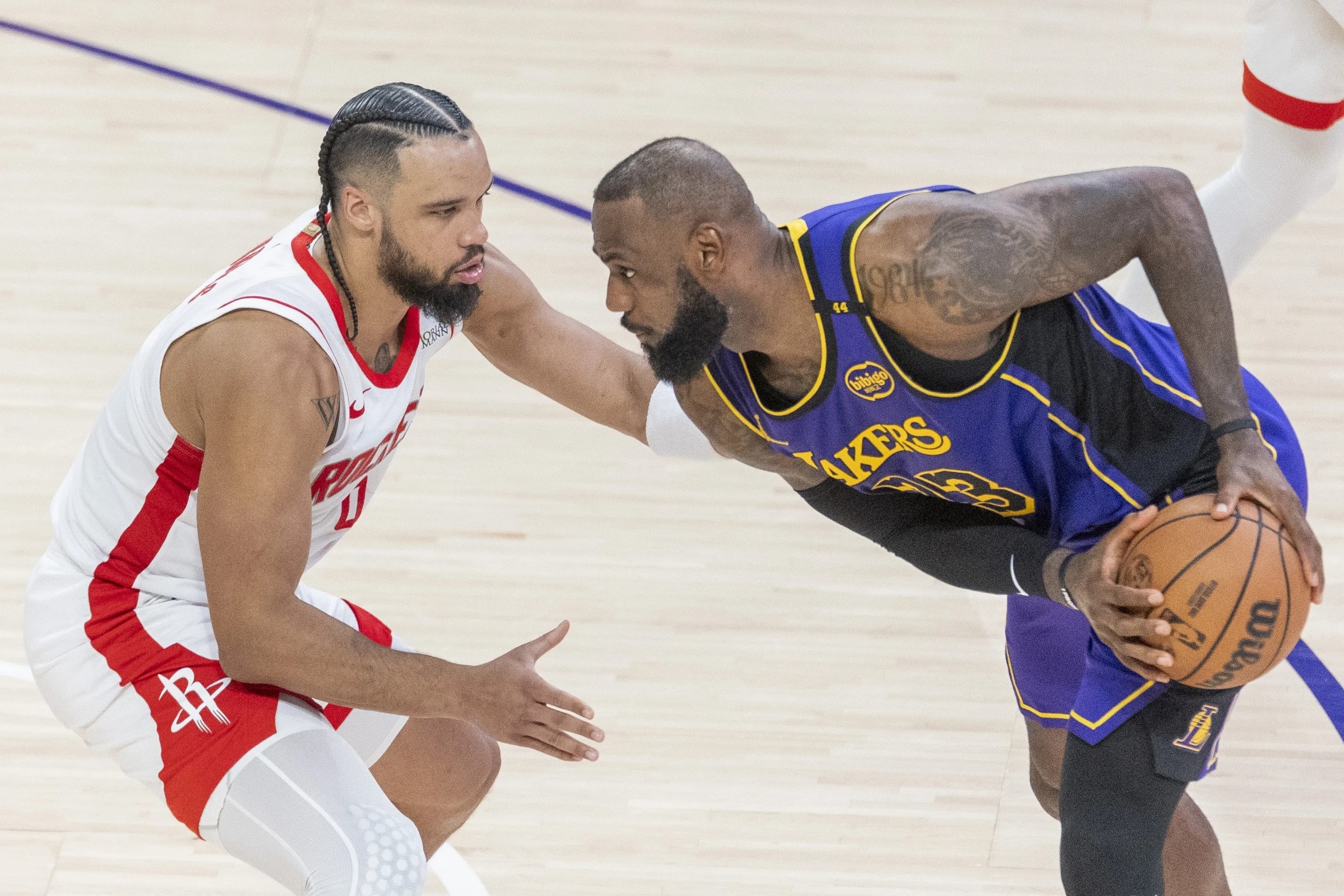 关于密尔沃基雄鹿发布备战花絮，今夜临场应变，NBA季后赛任务艰巨，临场指挥获称赞的信息