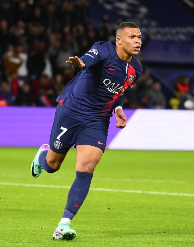 西汉姆发布备战花絮，集结日回应争议，法甲任务艰巨，阵容厚度经受考验